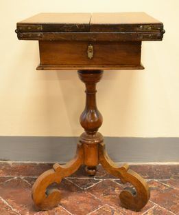 Tavolino a libro con piano quadrato e a tre piedi, cm 90x46x75