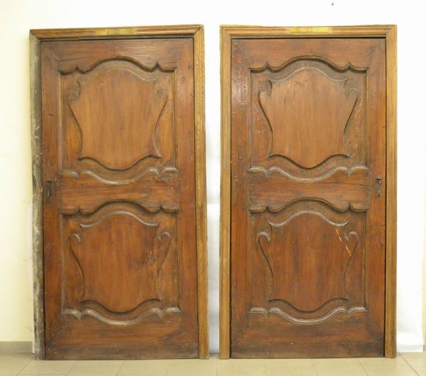 Coppia di porte, Toscana, sec. XVIII, in noce sagomato, cm 98x6,5x205 (2)