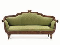 Grande divano, metÃ  sec. XIX, in radica di noce, spalliera sagomata,  braccioli a lira stilizzata, gambe a trottola, ricoperto in damasco verde, lung. cm 246