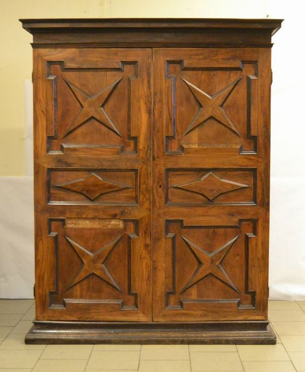 Armadio, Toscana, sec. XIX, in noce, a due sportelli sformellati, cm 163x74x203, mancanze