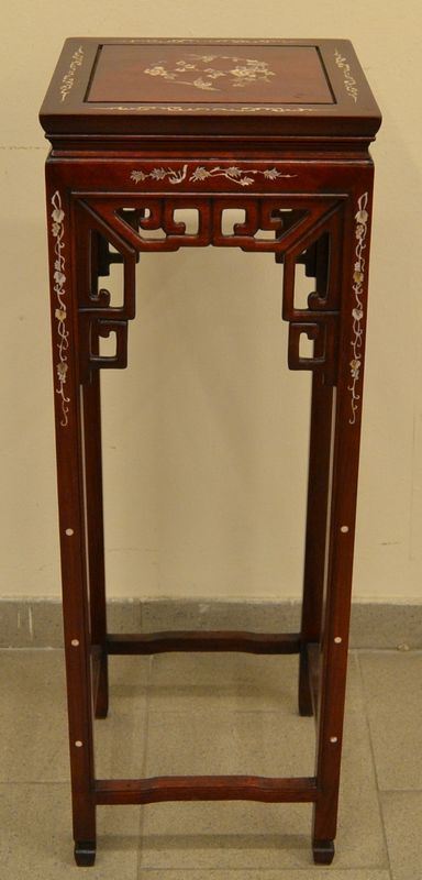 Portavaso, arte orientale, in mogano intarsiato a madreperla, cm 32x92