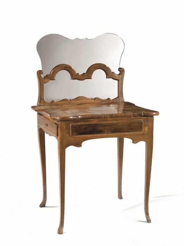 Toilette, Veneto, sec. XVIII, in noce e radica, piano sagomato, due cassetti nella fascia, dossale traforato con specchio, alte gambe sinuose, cm 72x60x72, piccoli danni e specchio di epoca posteriore