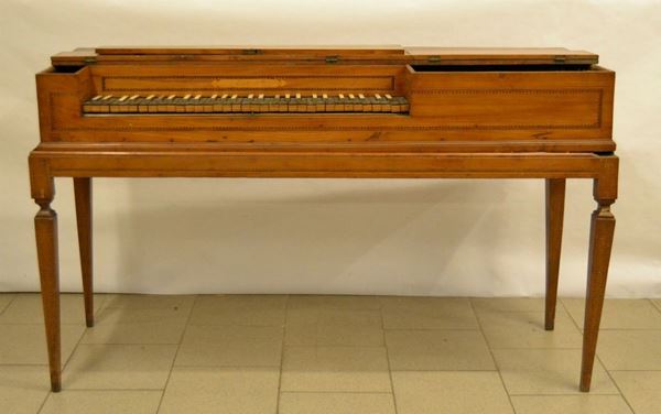 Spinetta, sec. XIX, in noce filettato, gambe troncopiramidali, cm 145x52x85, da restaurare