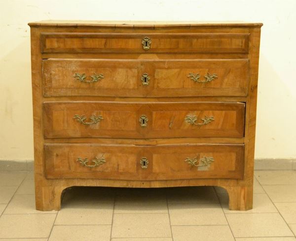 Cassettone, Emilia, sec. XVIII, in noce, a quattro cassetti, fronte mosso, cm 120x60x100, difetti