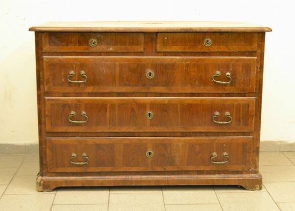 Cassettone, Toscana, sec. XVIII, in noce, a cinque cassetti, cm 130x61x92, difetti