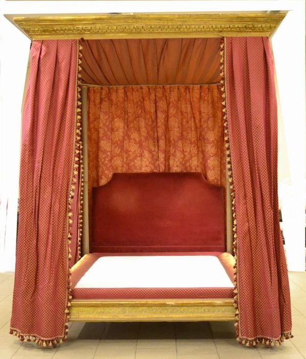 Letto a baldacchino, Lucca sec. XVIII, con struttura in legno di epoca posteriore, cornice dorata, completo di tende in stoffa rossa, cm 175x205x246