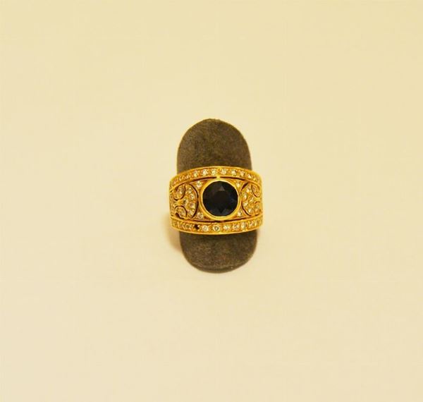 Anello in oro giallo con zaffiro centrale, decorato con brillanti g  8,3