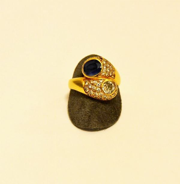 Anello in oro giallo a  contrariÃ¨  con brillante di circa ct 0,35 ,zaffiro , e pavÃ¨ di brillantini g 12,3