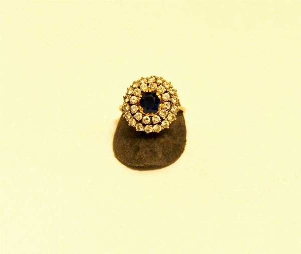 Anello in oro bianco con zaffiro ovale contornato da due cerchi di brillanti g 9