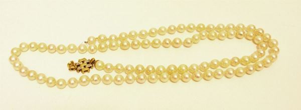 Collana ad un filo di novantadue perle, diam. mm 7,5, fermatura in oro e piccoli brillanti