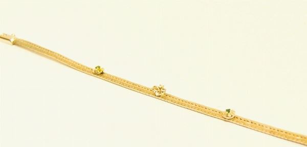 Bracciale in oro bianco con tre corolle decorate a pietre preziose, g 14,20