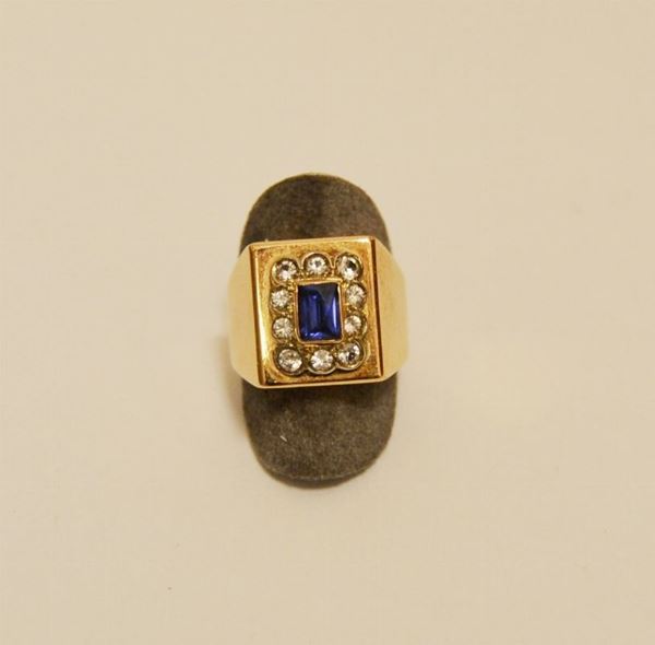 Anello in oro giallo con pietra blu e zaffiri bianchi, g 10,8