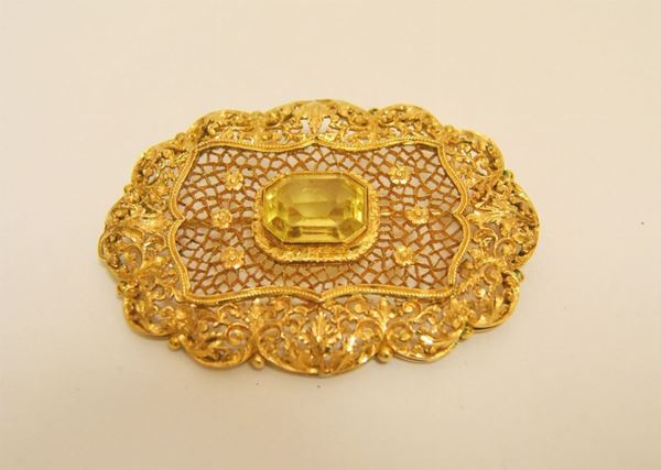 Spilla in oro traforato e inciso, con topazio centrale, g 21