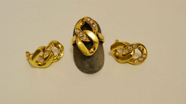 Paio di orecchini in oro giallo e brillanti e anello en suite, tot. g 28,9 (2)