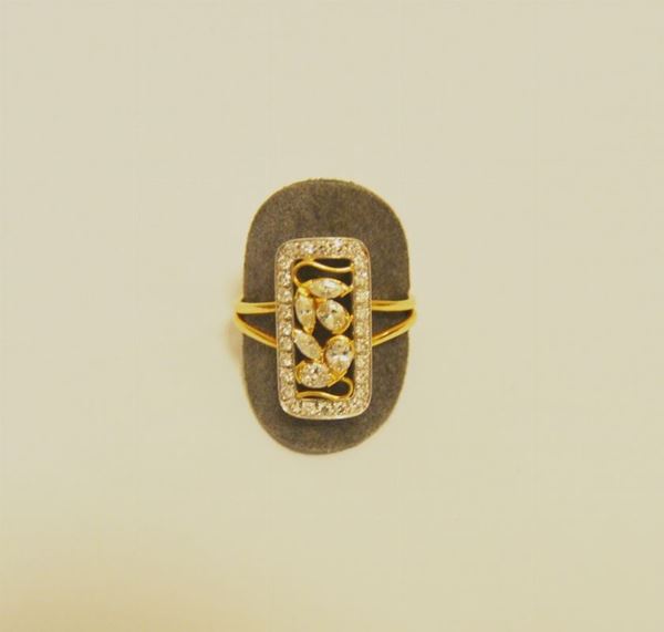 Anello in oro giallo decorato da uno scudo impreziosito da brillanti g 6