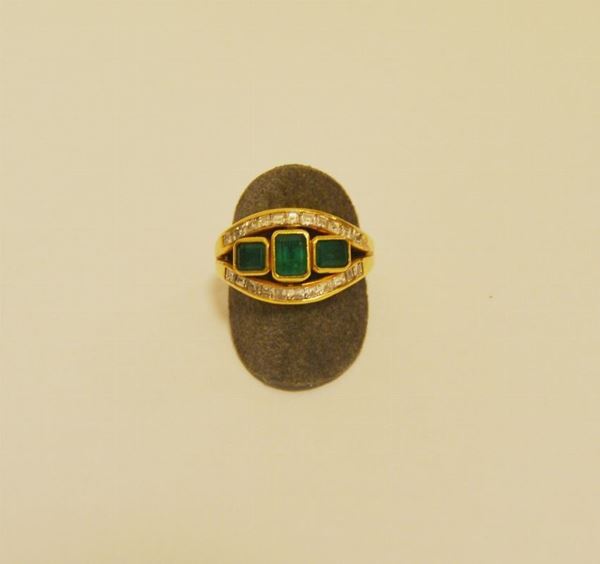 Anello in oro giallo con tre smeraldi e due file di diamanti taglio a gradini g 10,9