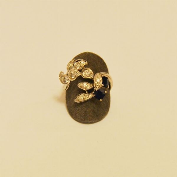 Anello in oro bianco a forma di foglie decorate a brillanti e due zaffiri g  6,8