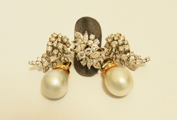 Paio di orecchini in oro bianco con cinquantotto brillanti a forma di ramage e anello en suite con nove brillanti e otto diamanti taglio marquise, oltre due pendenti in oro giallo con perle e brillanti  (4)
