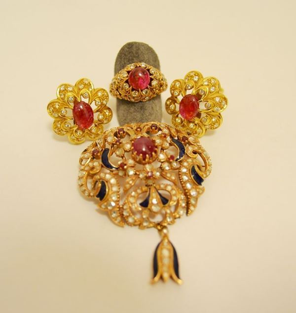 Paio di orecchini in oro giallo con rubino cabochon e brillanti, anello en suite e spilla in oro giallo con rubino cabochon, diamanti, rubini e smeraldi, tot. g 48,3 (3)