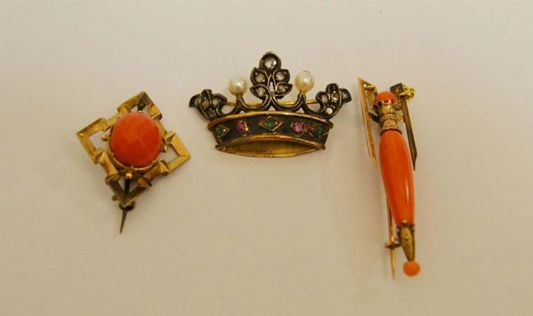 Tre spille in oro a  basso titolo con coralli,rose di diamante e perle g 14