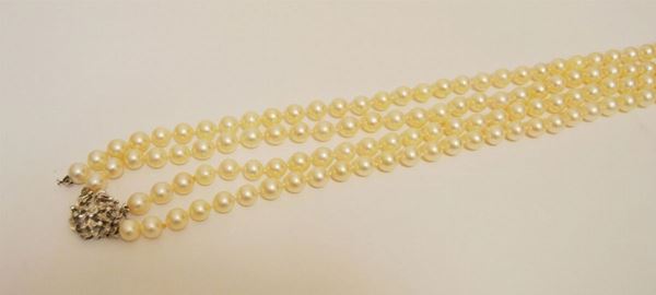 Collana realizzata a due fili di centoventisei perle, diam. mm 8,5/9, con chiusura in oro bianco e brillantini