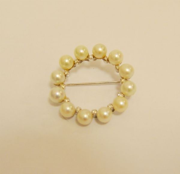 Spilla in oro bianco a cerchio con 12 perle e brillantini