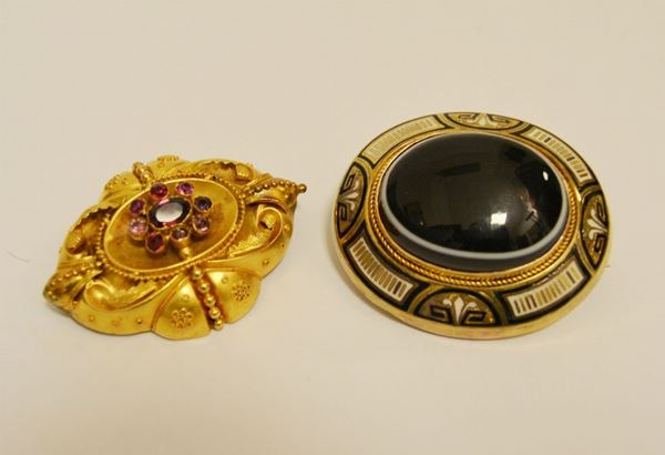 Spilla in oro a basso titolo con malachite di forma ovale e decorazione a smalti -Spilla in oro a basso titolo con zaffiri e rubini g 8  (2)