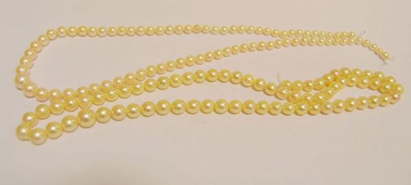 Due fili di perle coltivate degradanti (2)  - Asta Arredi, oggetti d'arte, dipinti - Poggio Bracciolini Casa d'Aste