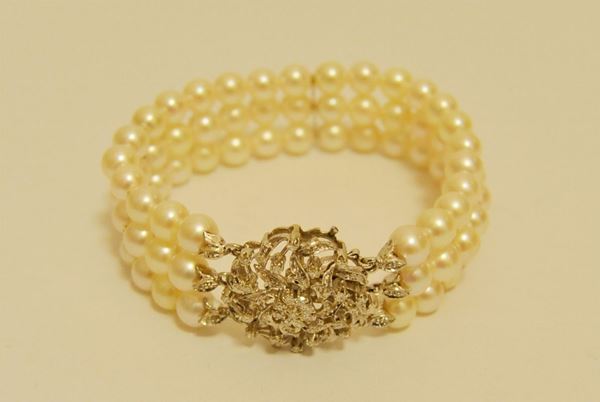 Bracciale realizzato a tre fili di perle, diam. mm 6,5/7, con chiusura in oro bianco e brillanti
