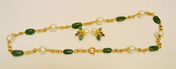 Collana in oro giallo con sette perle south sea barocche e otto smeraldi di forma irregolare, oltre paio di orecchini en suite con brillantini, g 94,6 (3)