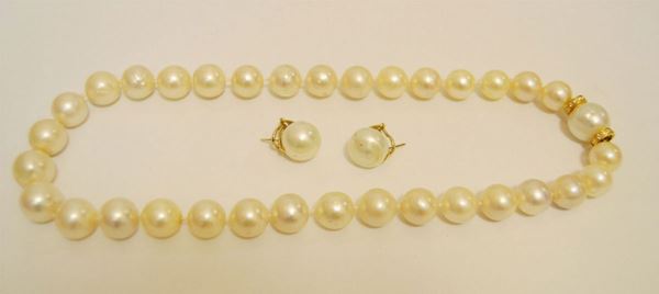 Collana composta da trentadue perle SOUTH SEA, diam. da mm 11,90 a mm 14,40, e paio di orecchini en suite
