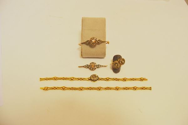 Parure in oro giallo, oro rosa a basso titolo e rose di diamante composta di due bracciali, un anello, una spilla a barretta ed un bracciale a cerchio rigido , g 40 (5)