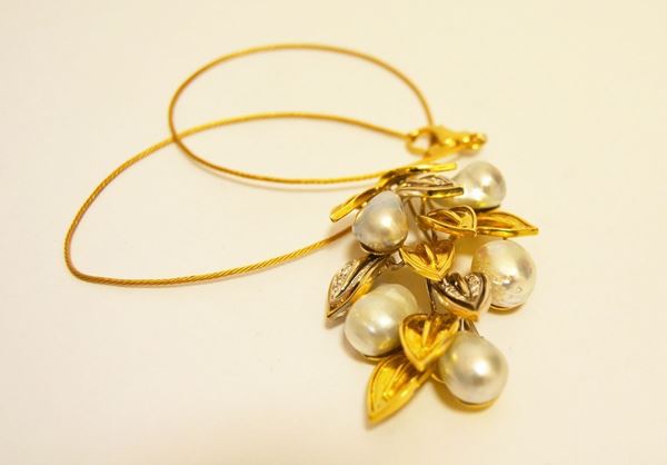 Collana in oro giallo, con ciondolo a forma di foglie e frutti, con cinque perle barocche e brillanti, g 42,4