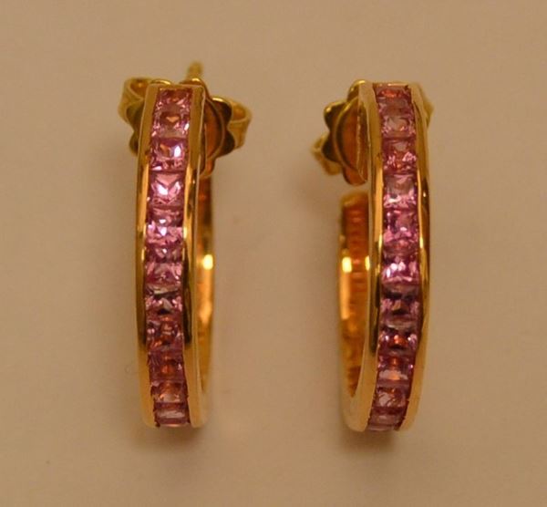 Coppia di orecchini in oro rosa, NAPEE, con zaffiri rosa, peso g 9 (2)