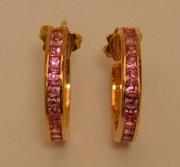 Coppia di orecchini in oro rosa, NAPEE, con zaffiri rosa, peso g 9 (2)