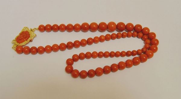 COLLANA   in corallo rosso a sfere degradanti con fermezza in oro giallo decorata a cammeo in corallo e brillanti lunghezza cm 54