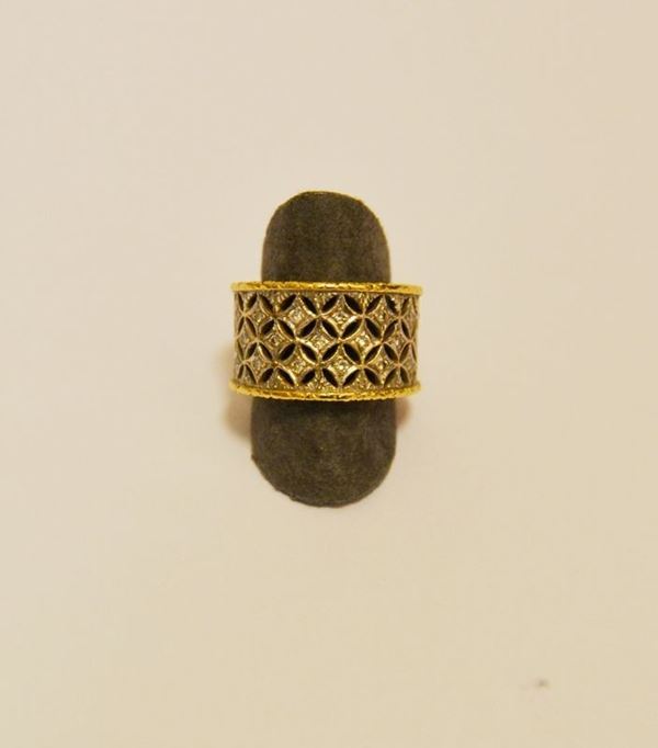 ANELLO   in oro bianco e giallo a fascia larga traforato e decorato a brillanti g 11,2