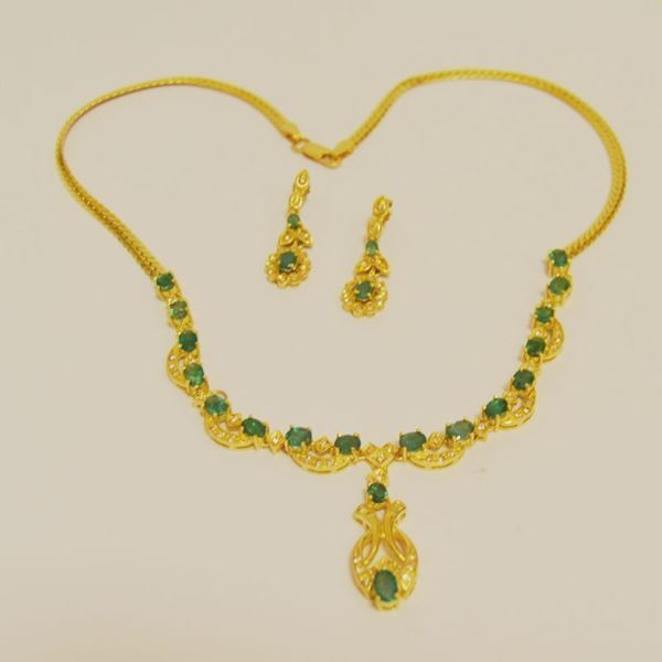 GIROCOLLO in oro giallo a maglia con 18 smeraldi e brillanti, e paio di orecchini en suite g 34,4