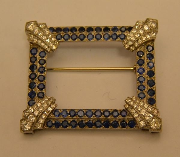 Spilla, in platino, a forma di cornice, con zaffiri e brillanti, ct. 1,7, g 17,5, marcata Torrini
