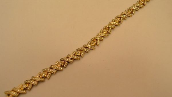 Bracciale, in oro giallo, a maglia snodata con diamanti di vari tagli, ct. 5,9, g 40, marcato Torrini