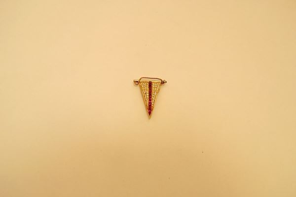 Spilla in oro giallo a forma di bandiera GUIDONE con pavÃ¨ di brillanti, rubini e piccolo zaffiro, marcato TORRINI, PESO GR 11,8 RUBINI 1,53 K