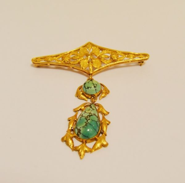 Spilla in oro giallo traforato decorata a foglie , pendente  con due pietre di turchese gr. 14,5