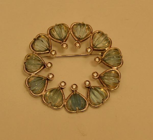 Spilla in oro bianco con undici acquamarine e brillanti peso grammi 15,7, brillanti 0,26 K