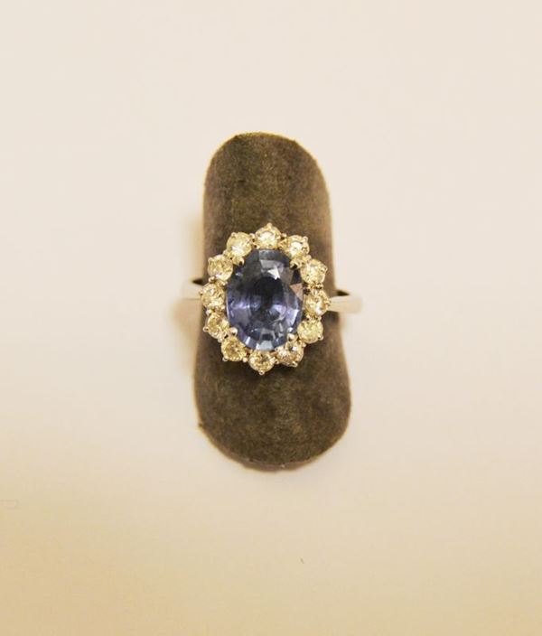 Anello in oro bianco con zaffiro contornato da brillanti g 4,7