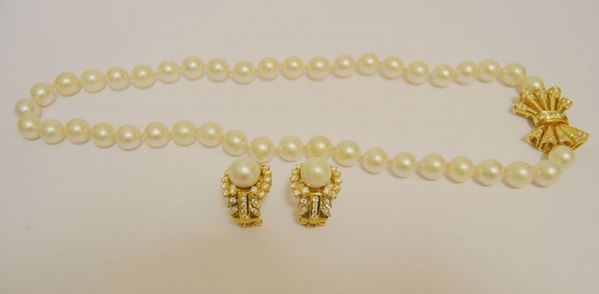 Girocollo in perle bianche di diametro mm 9 con fermezza  in oro giallo a forma di fiocco con brillantini e paio di orecchini en suite (3)