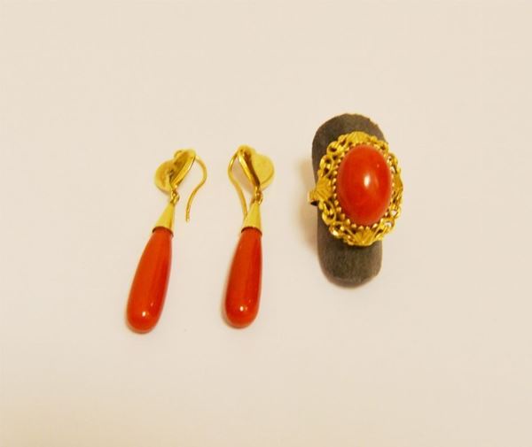 Paio di orecchini in oro giallo e corallo - anello in oro giallo con corallo cabochon totale g. 13  (3)