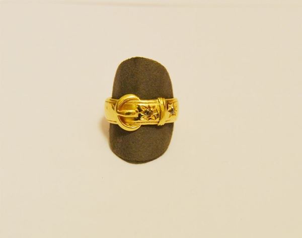 Anello per uomo in oro giallo a forma di cintura con due diamanti  g 12,8  - Asta Arredi, oggetti d'arte, dipinti - Poggio Bracciolini Casa d'Aste