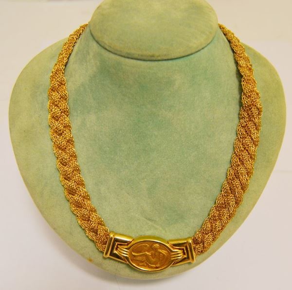 Girocollo in oro giallo a filigrana ed elemanto ovale  decorato da una figura a soggetto mitologico g 70