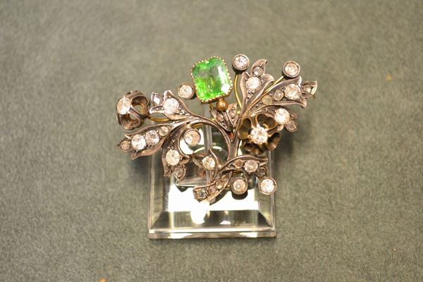 Spilla in argento, oro giallo e diamanti modellata a tralcio fiorito decorato con brillanti e rose, con smeraldo ottagonale centrale, punzone 750, g 14