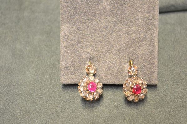 Paio di orecchini, fine sec. XIX, in argento, oro giallo, diamanti e rubini con diamante a rosa entro montatura a piccolo fiore a cui Ã¨ sospesa una corolla di diamanti a rosa centrata da un rubino ovale, a rosa, g 6